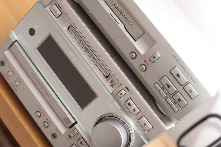 a micro hi-fi stereo system in silver